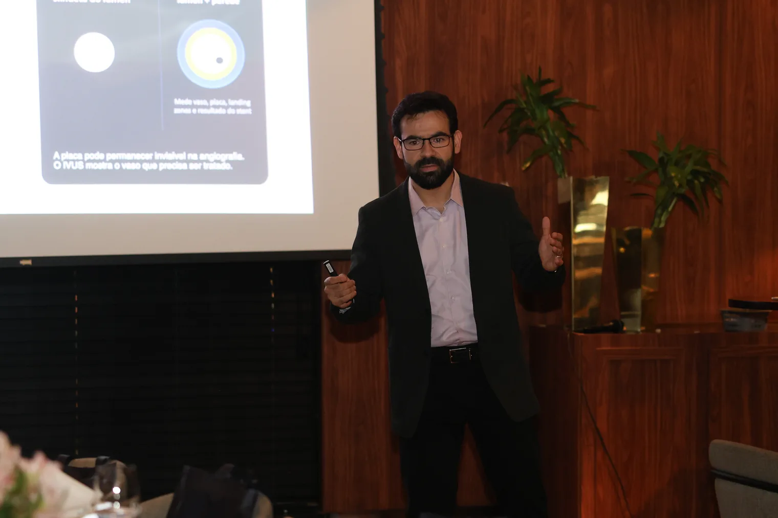 Dr. Igor Cardoso durante apresentação técnica sobre imagem intravascular e stent